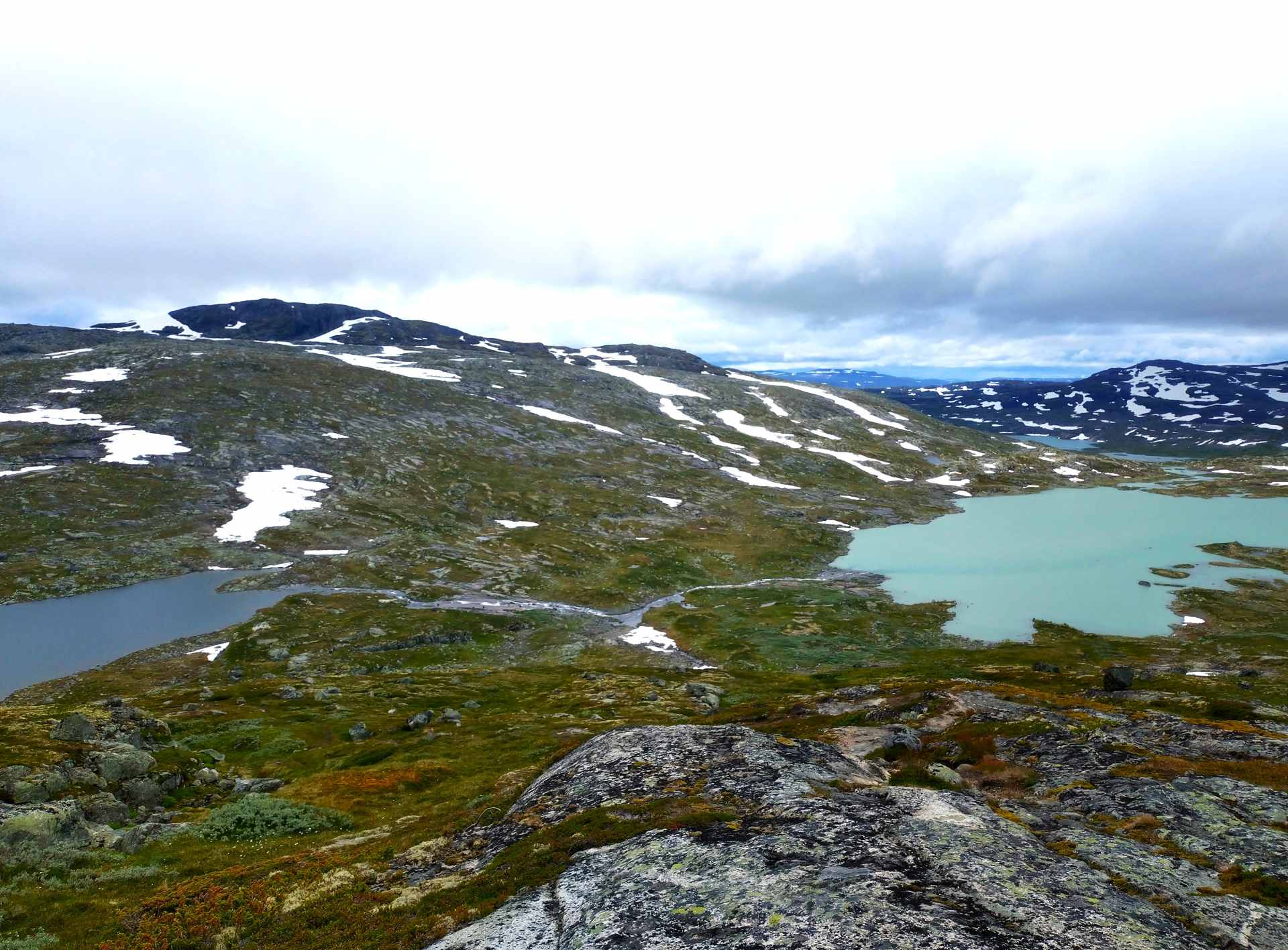 Vannet til venstre er trygt, mens vannet til høyre inneholder smeltevann fra Hardangerjøkulen.