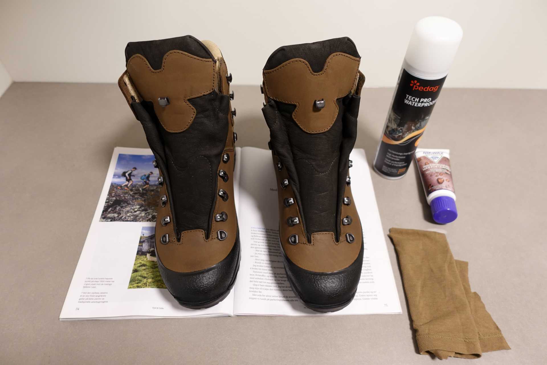 Underlag, spray, voksbasert skokrem og fille er nødvendig utstyr til impregnering av sko.