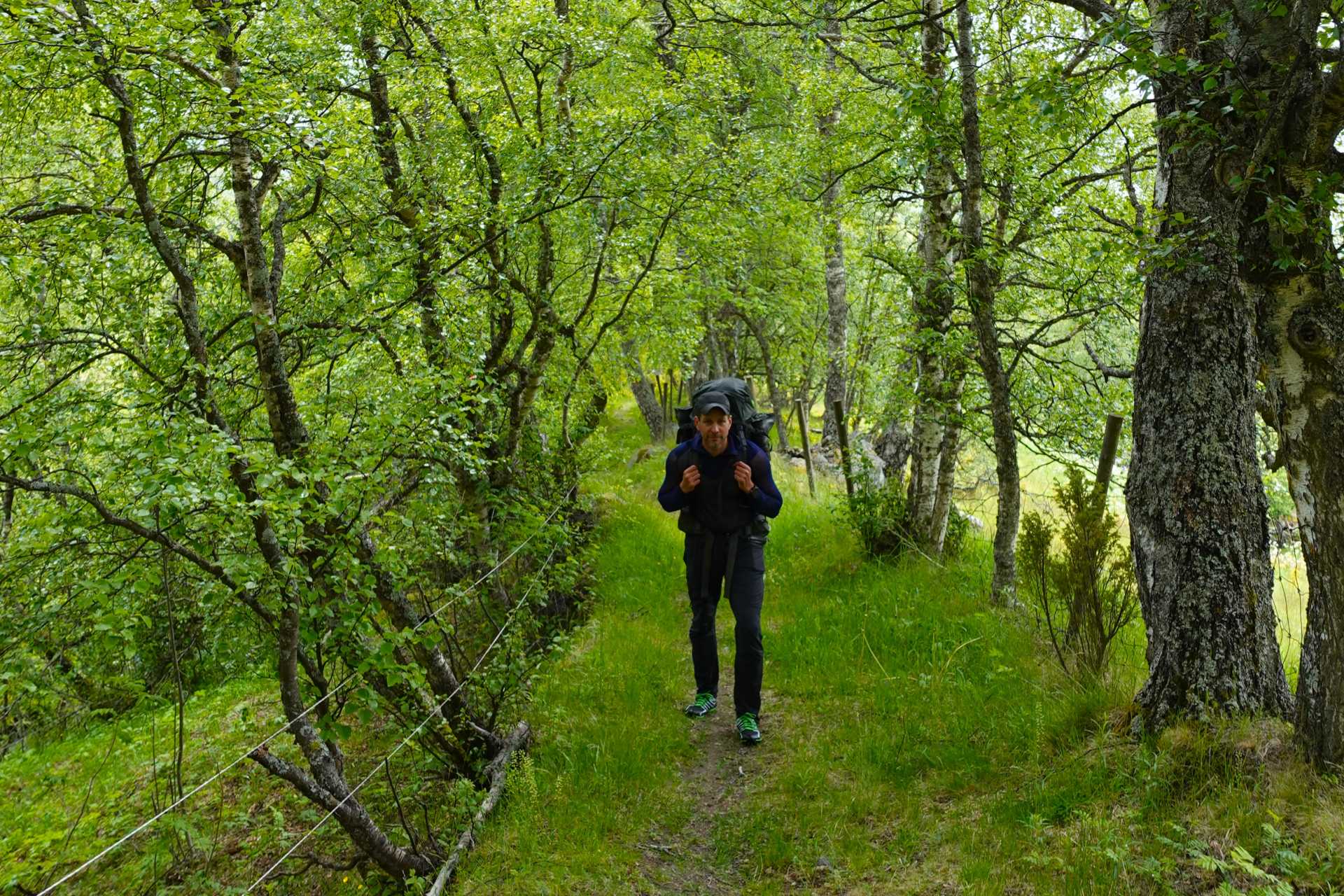 Ekstra tung sekk etter påfyll av mat. Her opp til Haugasyn i Vang