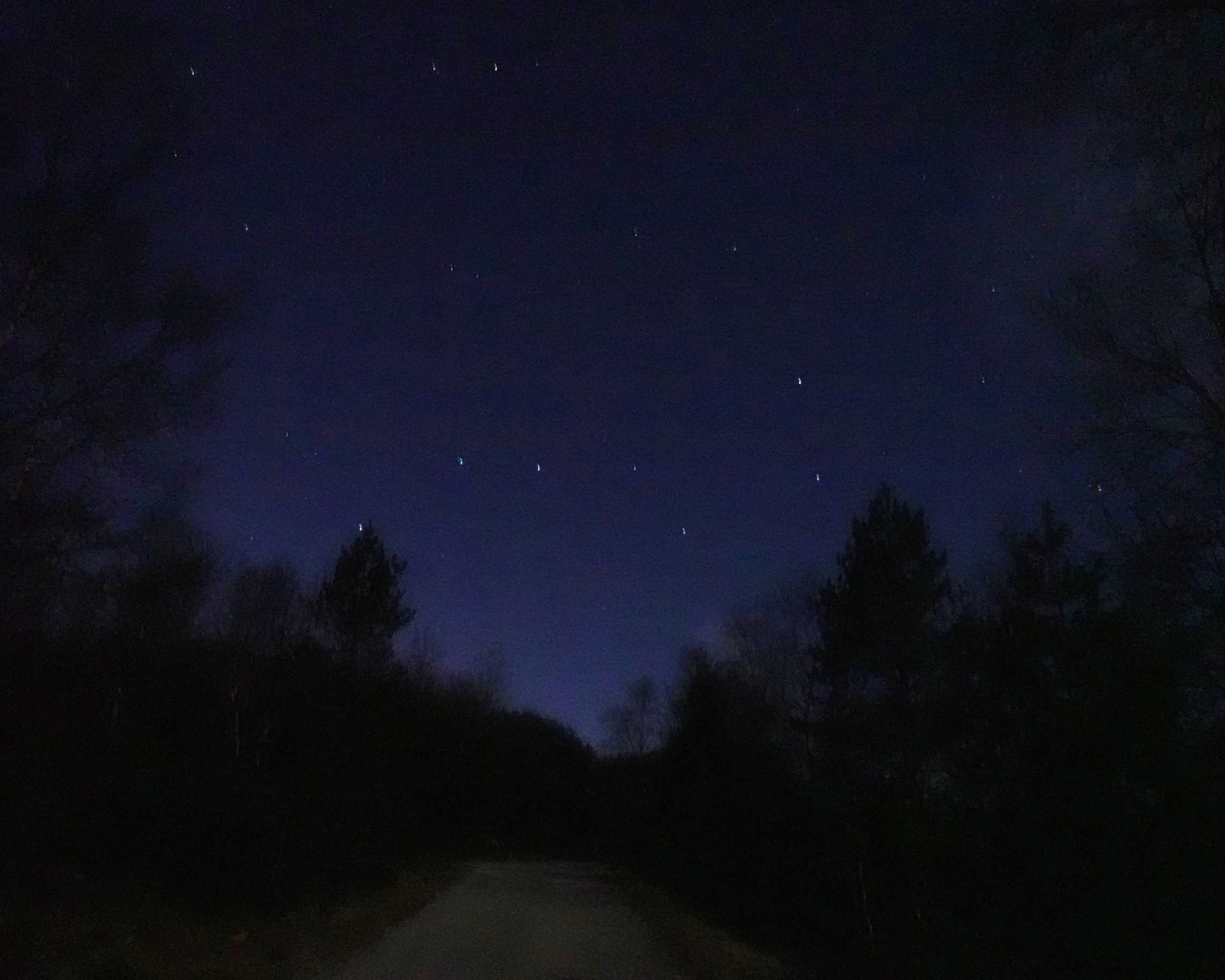 Gløtt av sol med Store Finsenuten i bakgrunnen.