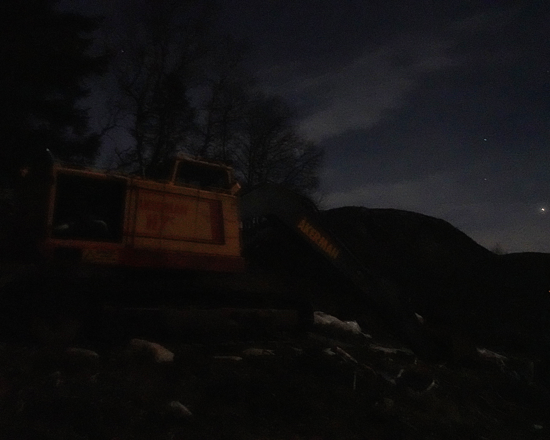 Magne fyller vann i Finseelvi, som forøvrig viste seg svært lett å krysse på grunn av solide snøbroer.