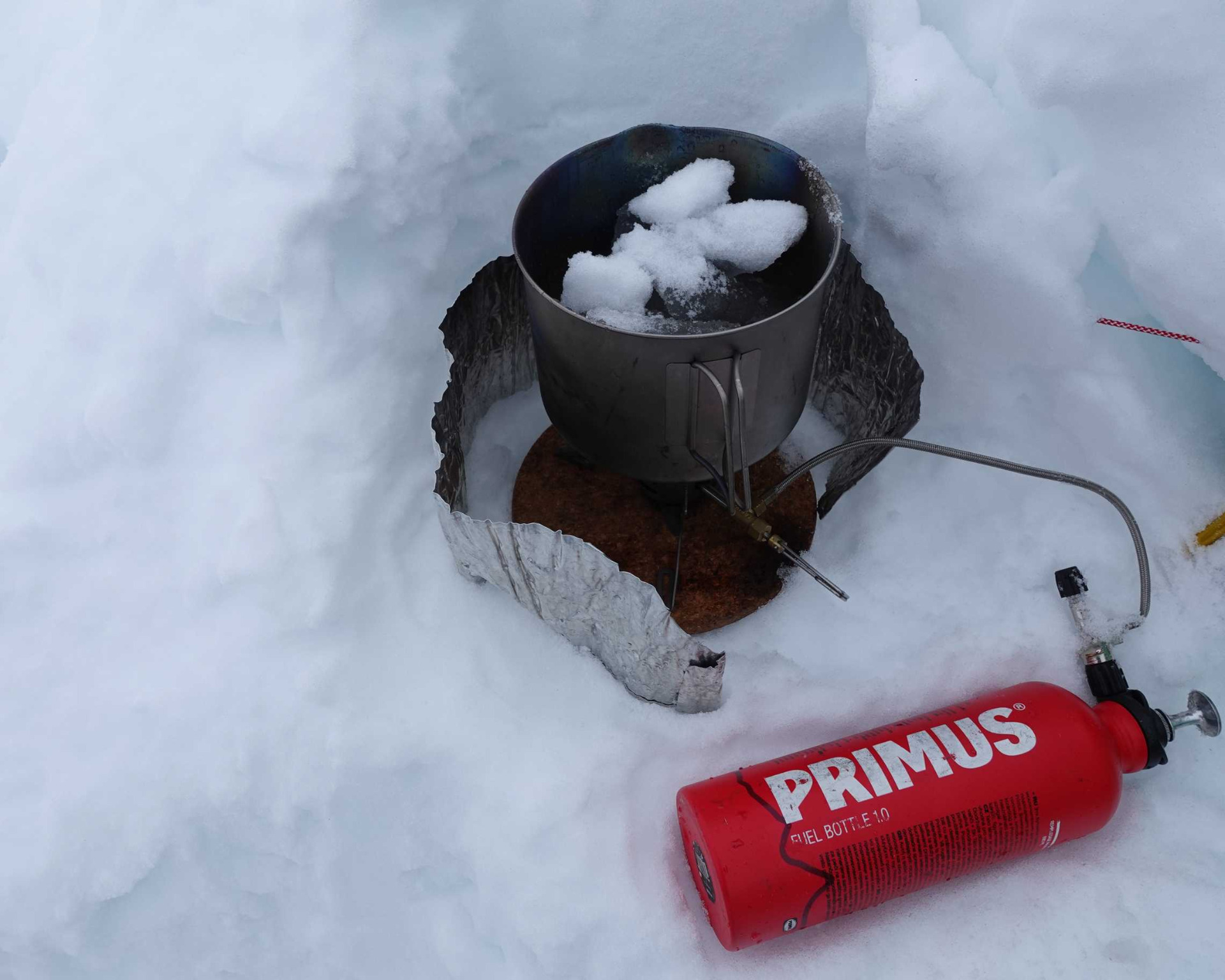 Smelting av snø utenfor teltet.