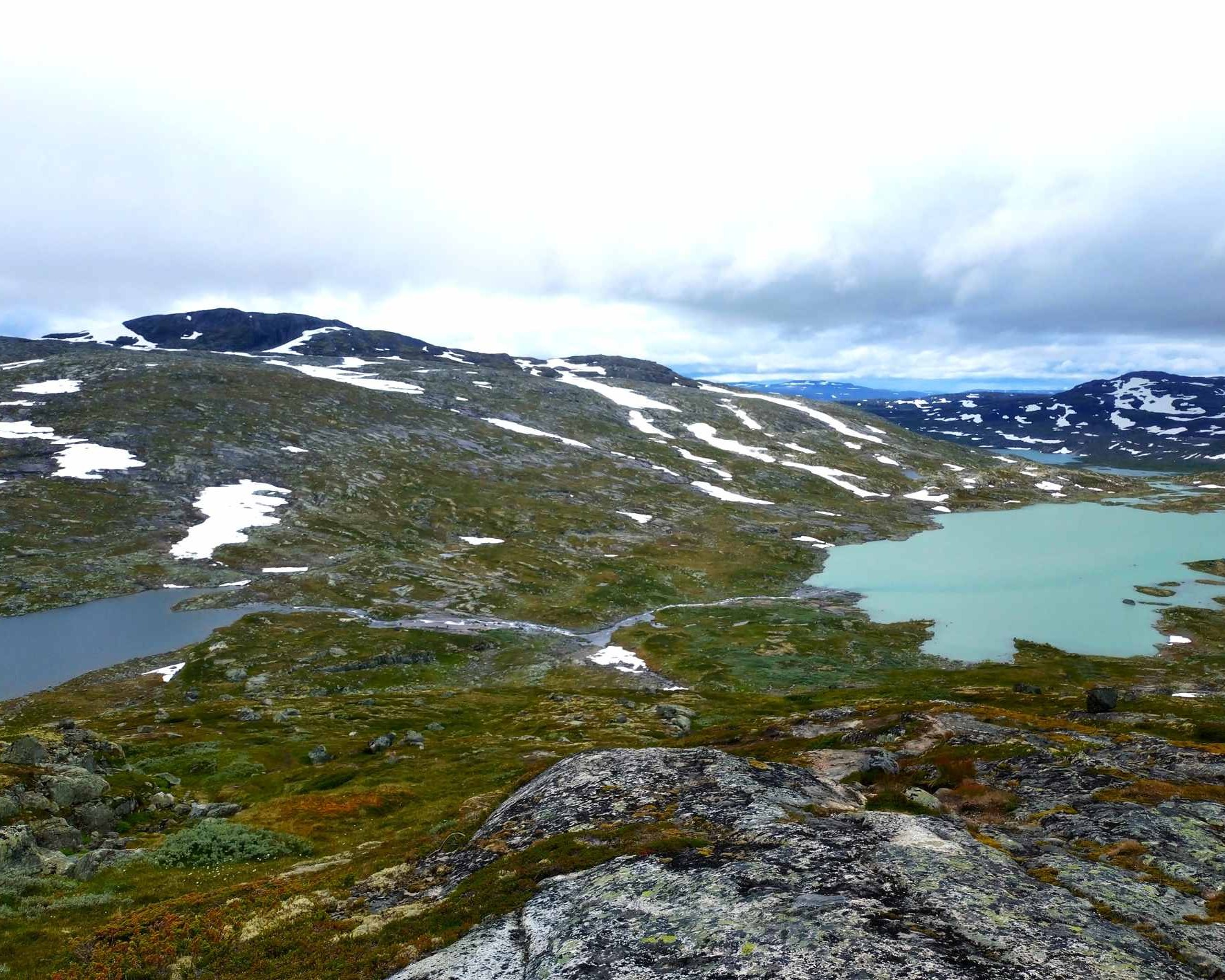 Vannet til venstre er trygt, mens vannet til høyre inneholder smeltevann fra Hardangerjøkulen.