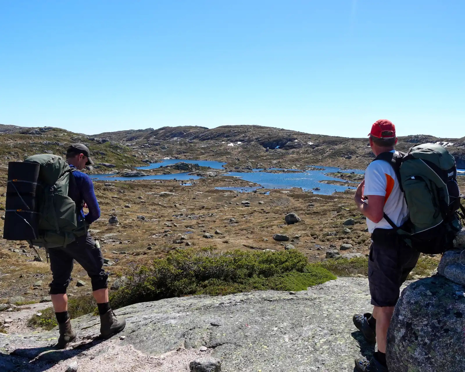 Far og sønn skuer utover Holmevatn i et av Agders største villmarksområder.